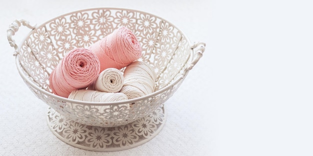 zestaw włóczek i nici w pastelowych kolorach