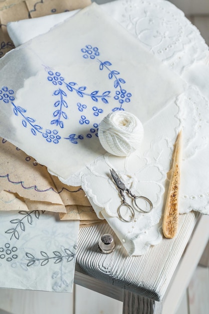 zestaw haftowanych próbek na tle stołu